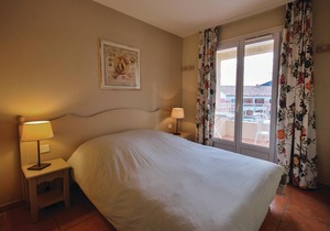 This beautiful apartment is located on the 2nd floor of a secured complex and offers its guests a go