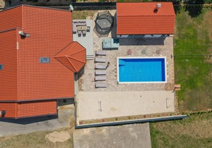This beautiful holiday home with pool is located in Proloac Donji, near Imotski.