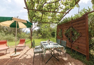 This characteristic barn has been completely renovated and divided into two apartments.