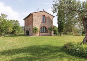 This characteristic barn has been completely renovated and divided into two apartments.