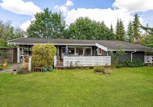 This cozy vacation home welcomes you near the beach in Bjerge Nordstrand.