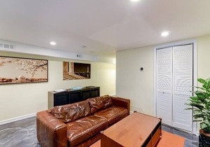 This house is a 2 bedroom(s), 1 bathrooms, located in Washington, DC.