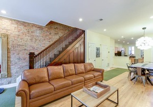 This house is a 5 bedroom(s), 3.5 bathrooms, located in Washington, DC.