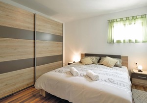 This modern and comfortably furnished apartment is located in Vi.