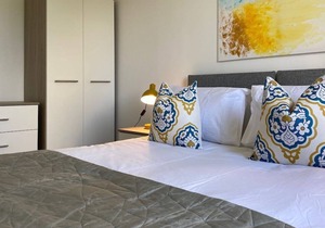 This serviced apartment is a 2 bedroom(s), 1 bathrooms, located in Blantyre, Scotland.