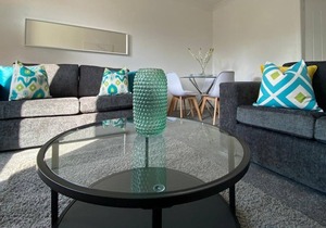 This serviced apartment is a 2 bedroom(s), 1 bathrooms, located in Blantyre, Scotland.