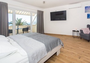 This simply furnished studio apartment with a shared barbecue and garden is located on the second fl