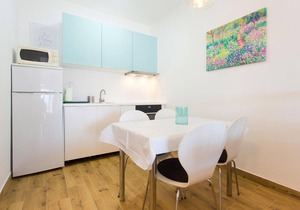 This simply furnished studio apartment with a shared barbecue and garden is located on the second fl