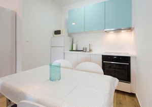This simply furnished studio apartment with a shared barbecue and garden is located on the second fl