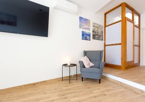This simply furnished studio apartment with a shared barbecue and garden is located on the second fl