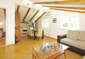 This tastefully furnished cottage, surrounded by nature, consists of two living units connected by e