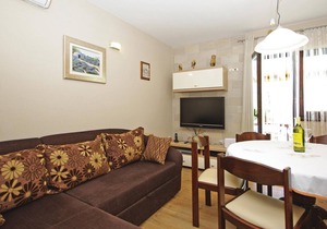 This tastefully furnished cottage, surrounded by nature, consists of two living units connected by e