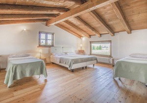 This vacation apartment in Capriva del Friuli (province of Gorizia) was obtained from an old stable