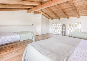 This vacation apartment in Capriva del Friuli (province of Gorizia) was obtained from an old stable