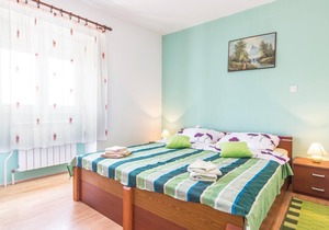 This vacation apartment is located in the small village of Festini.