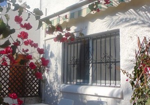 Three bed townhouse in popular complex, lush gardens, pool and Wifi