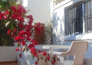 Three bed townhouse in popular complex, lush gardens, pool and Wifi