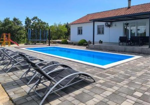 Three-Bedroom Holiday Home In Vinjani Gornji