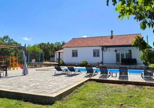 Three-Bedroom Holiday Home In Vinjani Gornji