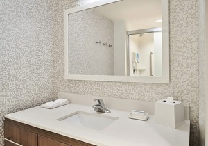 Three Comfy and Modern Units! Near Attractions and Beach, Pool and Parking
