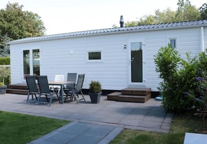 Tidy chalet with a microwave, near the Wadden Sea