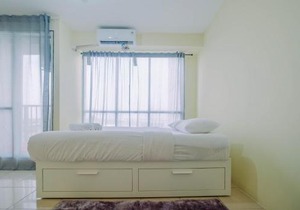 Tifolia Studio Apartment with Double Bed near LRT Station By Travelio