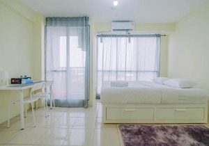 Tifolia Studio Apartment with Double Bed near LRT Station By Travelio