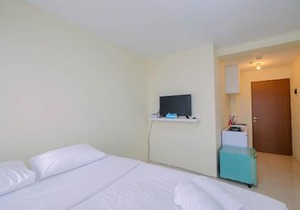 Tifolia Studio Apartment with Double Bed near LRT Station By Travelio
