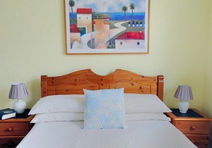 Tillicum - Four Bedroom House, Sleeps 8