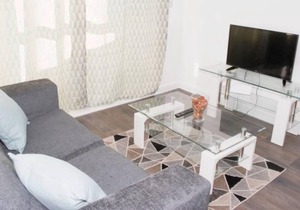 TMS Beautiful 2BR Apartment! Ensuite! Lakeside