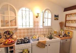 Top Apartment with air conditioning and * Large Heated Pool *