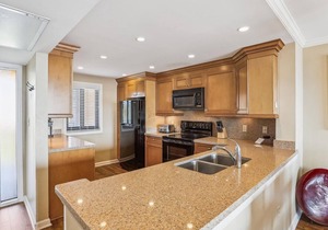 Top Floor Condo. Beautiful Ocean Views. Great Mid-Island Location