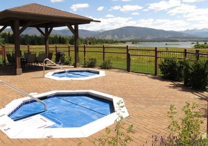 Top Floor Luxury! Walk/Drive to Shops, Dining. Garage, Elevator, Hot Tubs