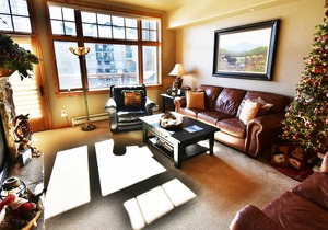 Top Floor Luxury! Walk/Drive to Shops, Dining. Garage, Elevator, Hot Tubs