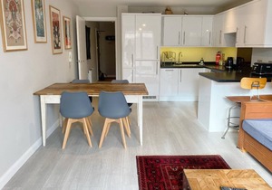 Top Floor Modern 3 Bedroom Apartment Off Portland Square