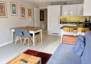 Top Floor Modern 3 Bedroom Apartment Off Portland Square
