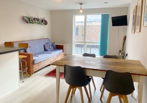 Top Floor Modern 3 Bedroom Apartment Off Portland Square