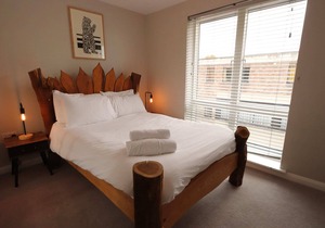 Top Floor Modern 3 Bedroom Apartment Off Portland Square