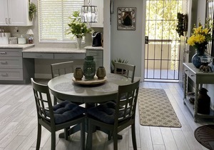 TOP FLOOR - TOP CLASS CONDO! Within walking distance to Old Town Scottsdale.