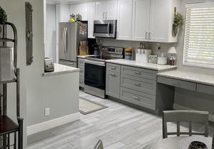 TOP FLOOR - TOP CLASS CONDO! Within walking distance to Old Town Scottsdale.