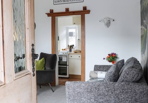 TOWN HEAD COTTAGE, family friendly, with open fire in Grassington