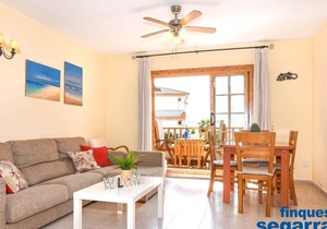Townhouse with communal area with pool