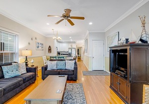 Townhouse with marsh & river views - access to crabbing dock & pool