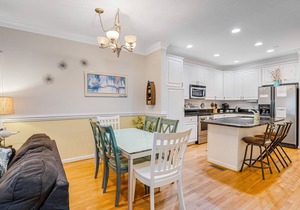 Townhouse with marsh & river views - access to crabbing dock & pool