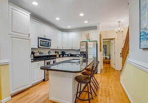 Townhouse with marsh & river views - access to crabbing dock & pool