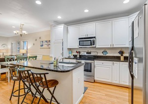 Townhouse with marsh & river views - access to crabbing dock & pool