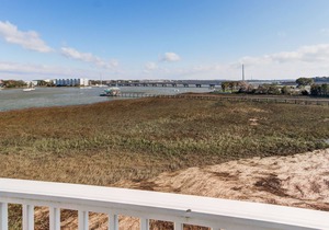 Townhouse with marsh and river views, shared pool, & outdoor shower