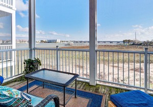 Townhouse with marsh and river views, shared pool, & outdoor shower