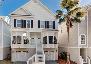 Townhouse with marsh and river views, shared pool, & outdoor shower