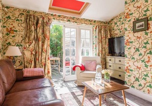 Traditional and Colourful 2BR Garden Flat in Parsons Green